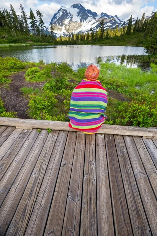 Turysta wypoczywa nad górskim jeziorem