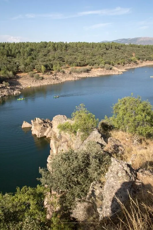 Rzeka Lozoya z kajakami w Buitrago, Madryt, Hiszpania