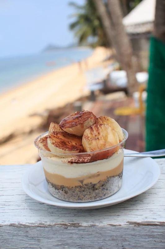 Ciasto banoffee w restauracji na plaży