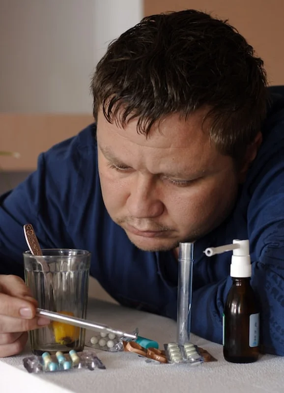 Chory człowiek przy lekach terapeutycznych