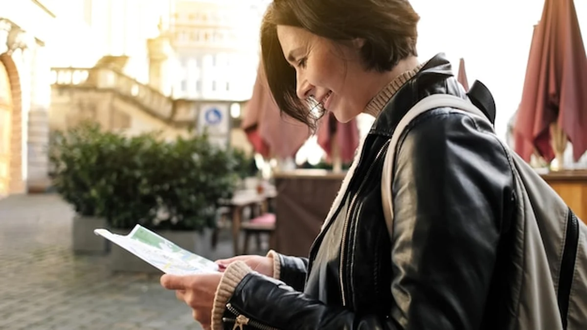 Atrakcyjna kobieta z mapą spaceruje po historycznym centrum Drezna