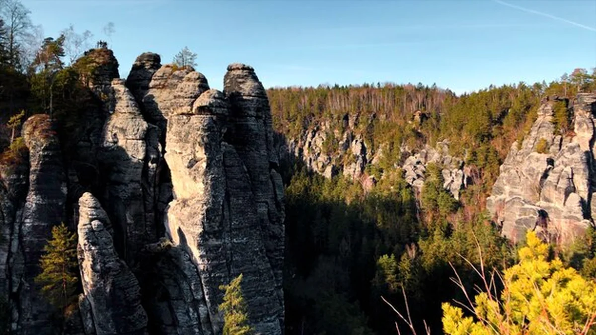 Zachód słońca nad klifami w Prachovskich Skałach