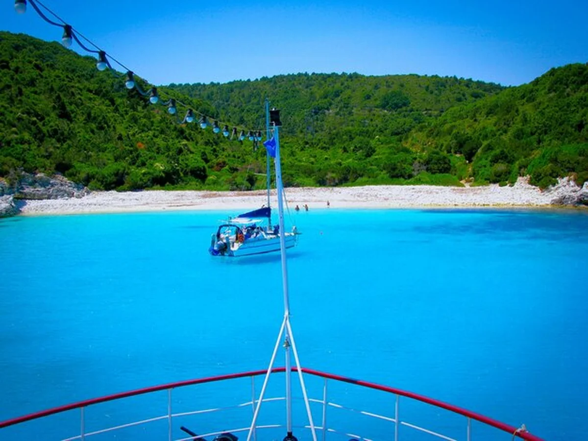 Łodzie na spokojnym morzu