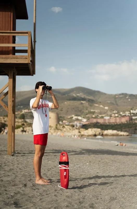 Ratownik z lornetką