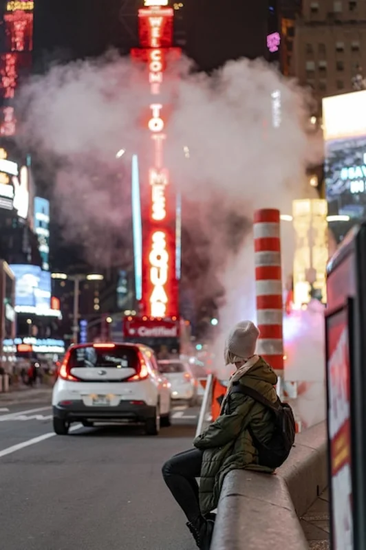 Szczęśliwa kobieta na Times Square w Nowym Jorku