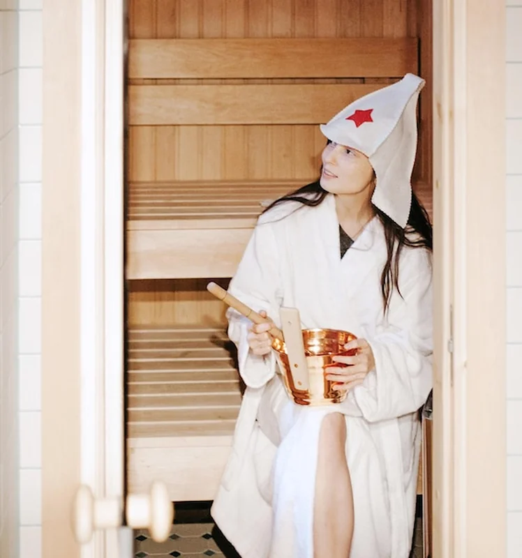 Kobieta w szlafroku w saunie w Termach Széchenyi