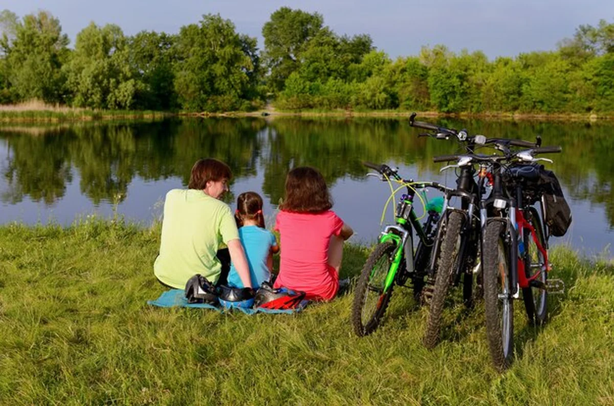 Rodzinna jazda rowerem nad rzeką