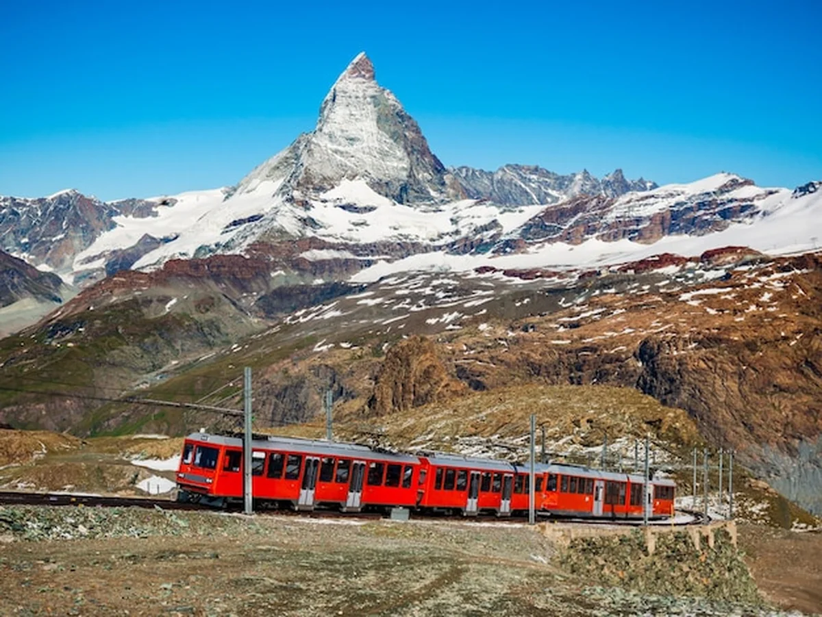 Pociąg kolejowy Gornergrat Bahn w Zermatt