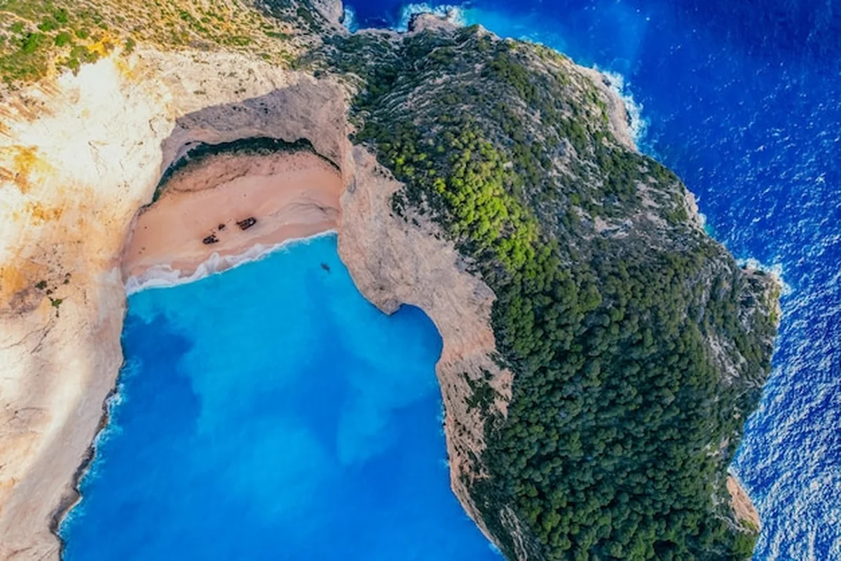 Plaża Navagio z wrakiem statku na Zakynthos - widok na morze i klify z jaskinią