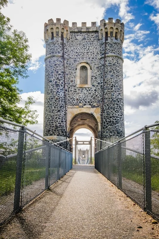 Stary most nad rzeką Rodan w Rochemaure, Francja