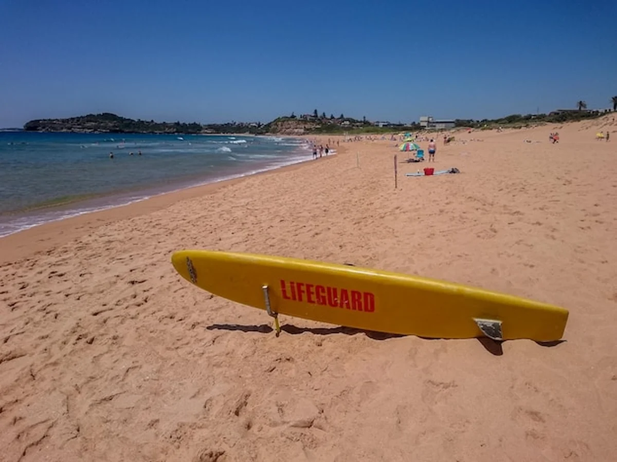 Surfowa deska ratownika na plaży na wybrzeżu