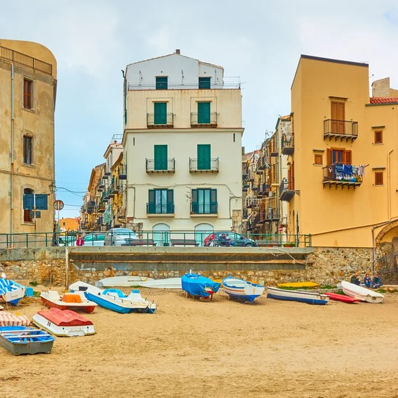 Stare kolorowe domy i łodzie na plaży w Cefalu, Sycylia, Włochy