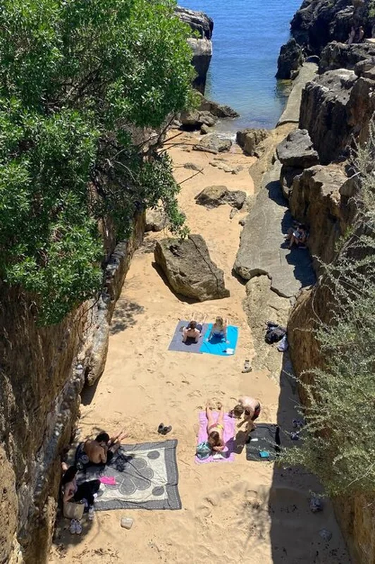 Turyści opalają się na plaży Algarve w Portugalii