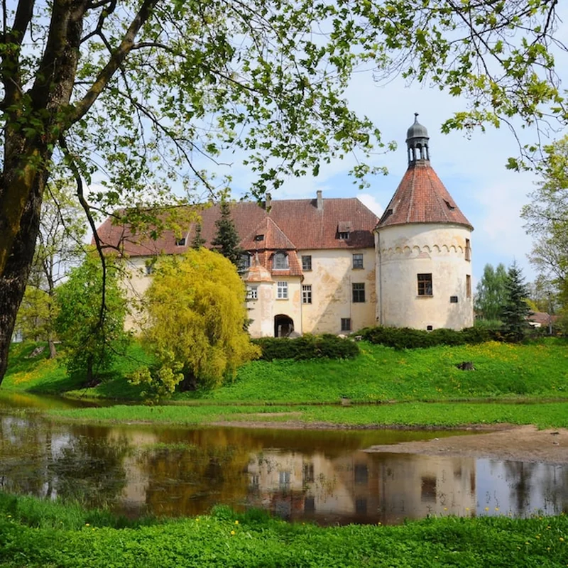Zamek Jaunpils na Łotwie - zamek obronny w regionie Semigalia