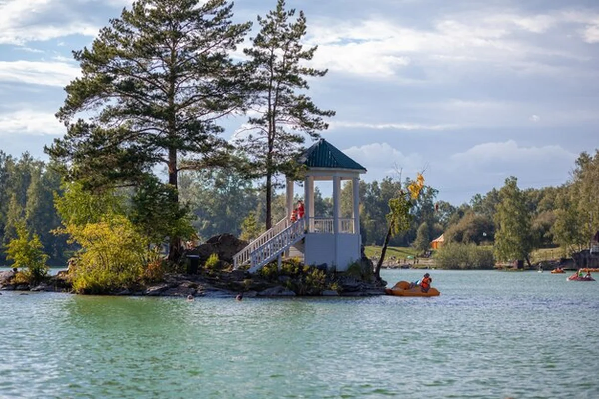 Mała piękna wyspa na jeziorze Aya. Ludzie się odprężają