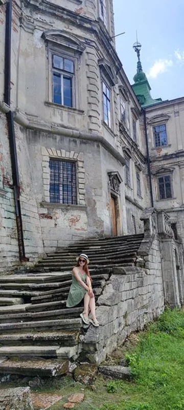 Kobieta przed starym zamkiem Podgoreckim niedaleko Lwowa na Ukrainie