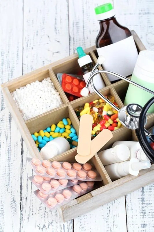 Ampułki medyczne w drewnianym pudełku na tle kolorowego drewna