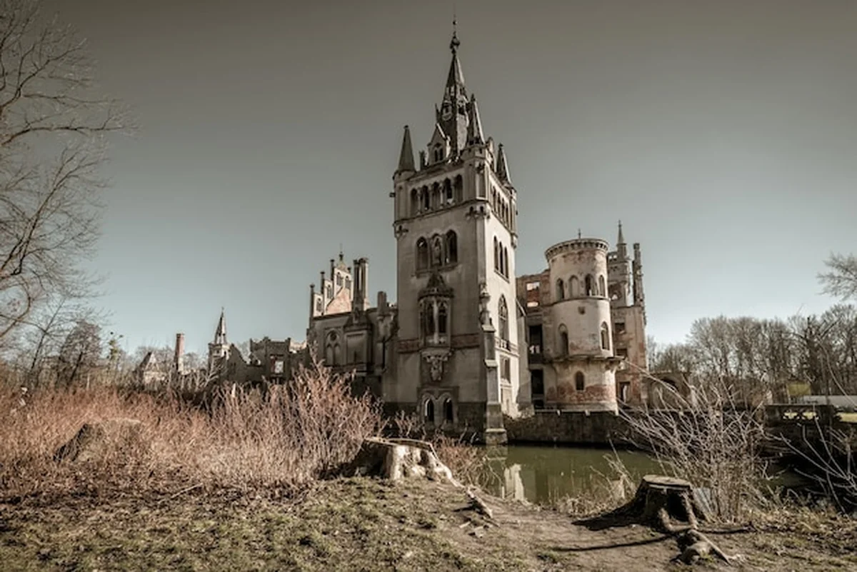 Ruiny pałacu w Kopicach, Polska