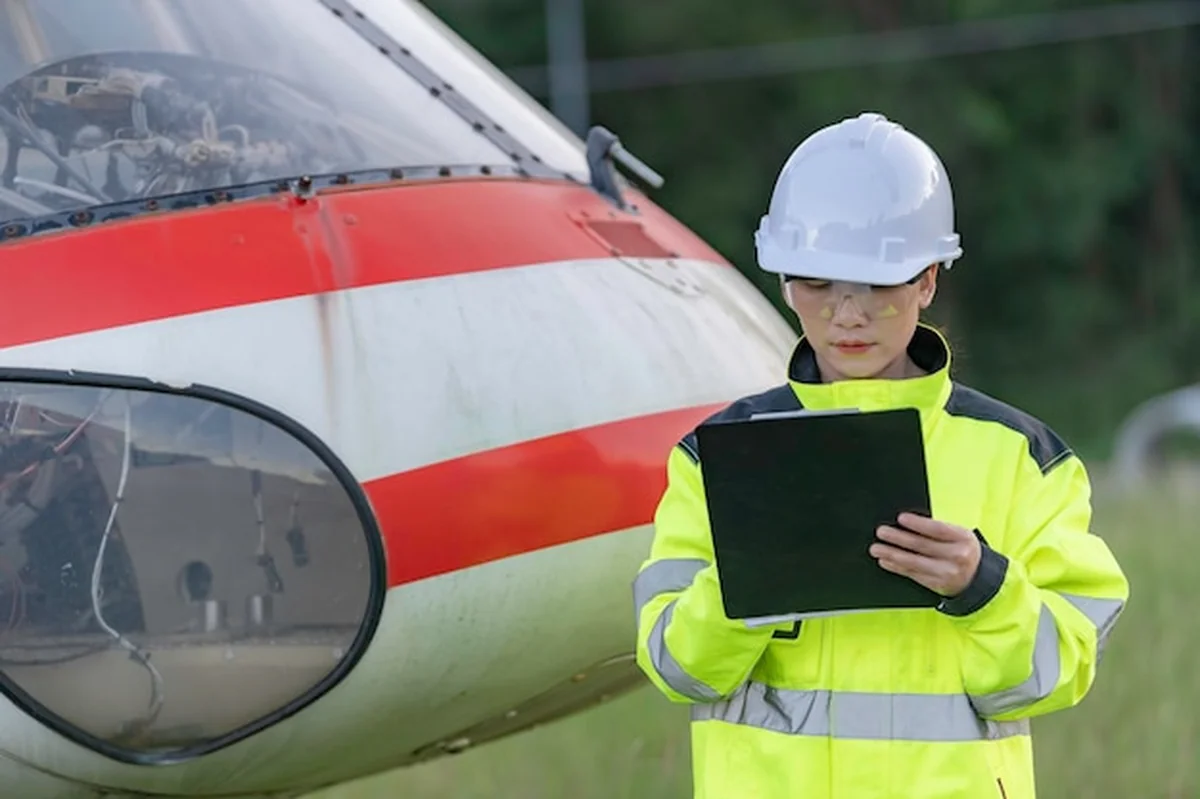 Kobieta inżynierka i azjatycka mechanik konserwacyjna sprawdzają silniki samolotowe