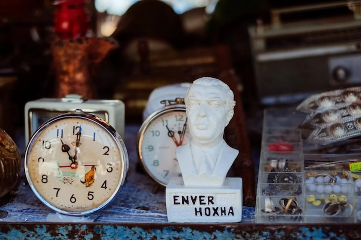 Zegar na wystawie sklepowej