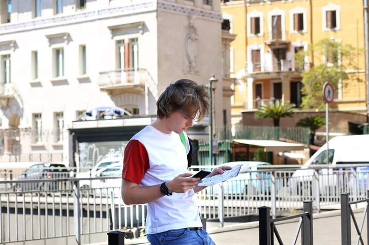 Turysta patrzący na mapę