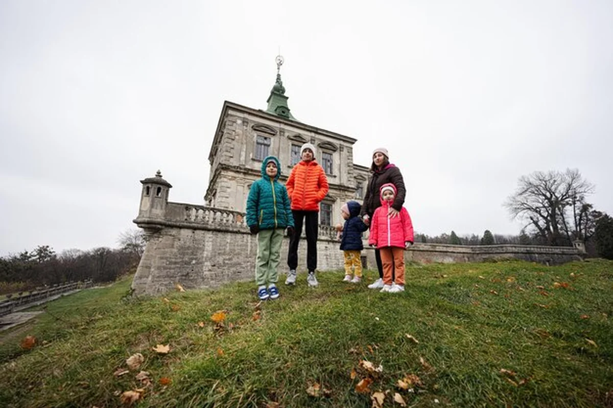 Matka z czwórką dzieci odwiedza zamek w Podhorcach