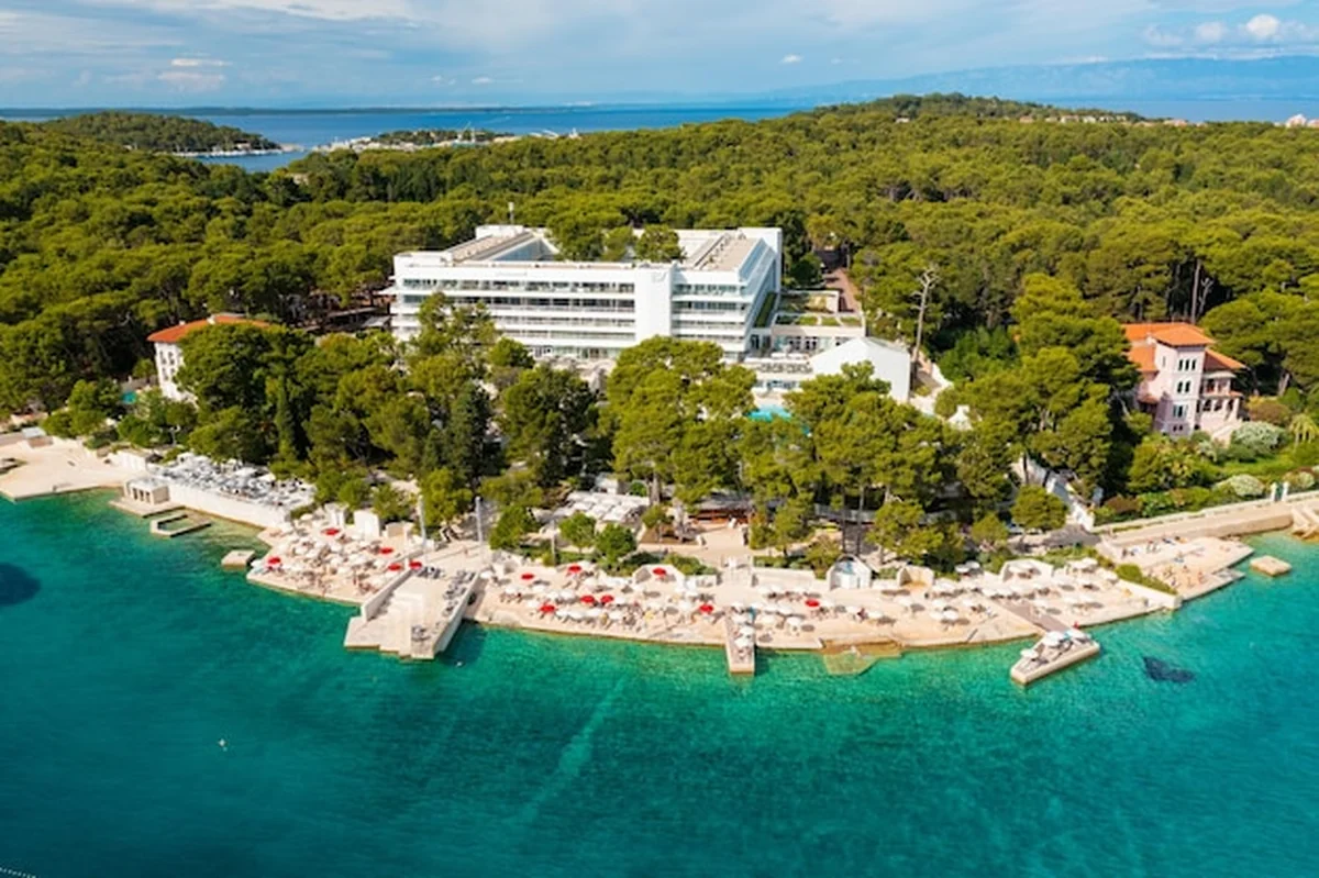 Plaża w pobliżu Mali Losinj na wyspie Losinj nad Adriatykiem w Chorwacji