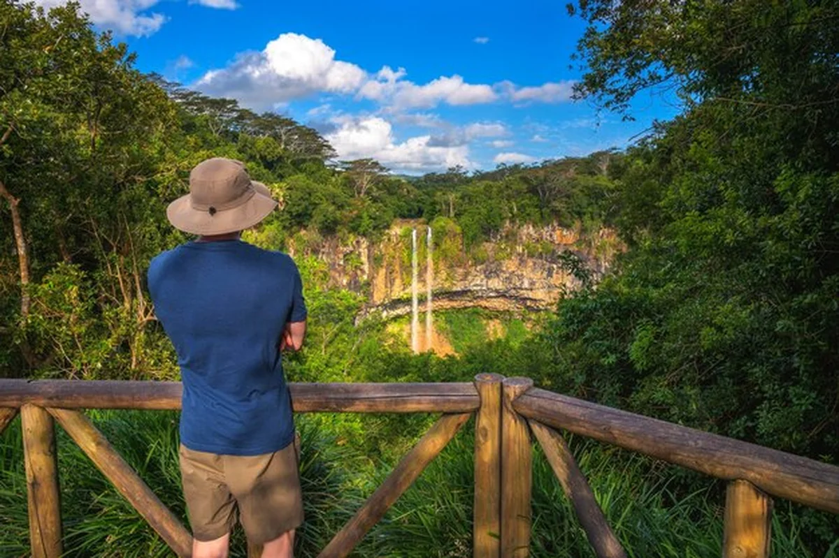 Turysta podziwiający wodospad Chamarel na Mauritiusie