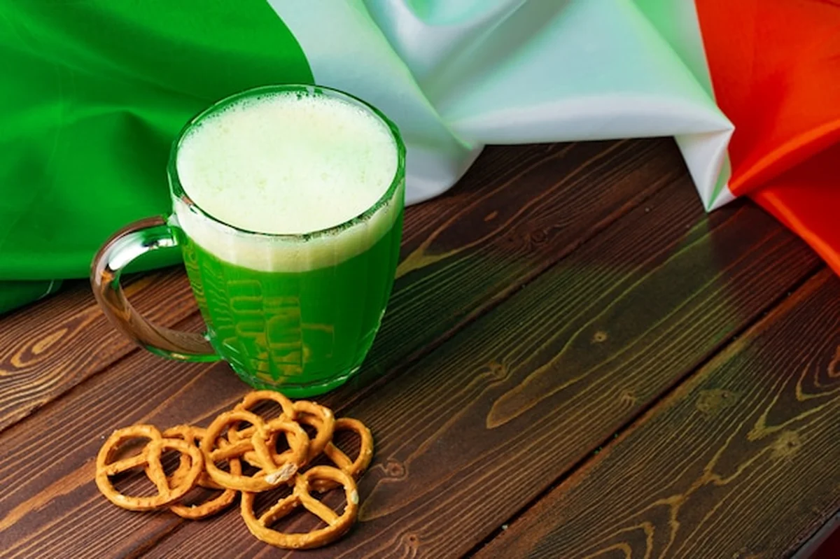 Szklanka z zielonym piwem i flagą Irlandii