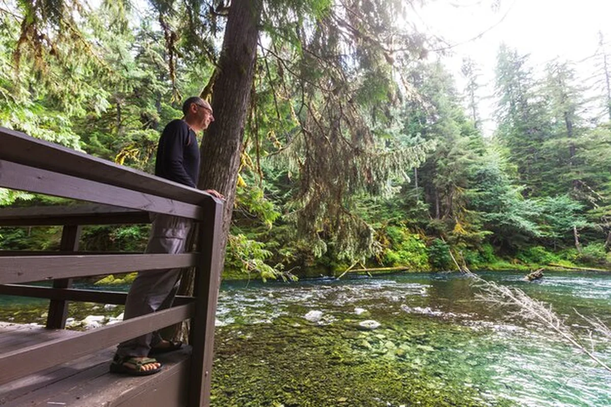 Mężczyzna piesze wycieczki w górach
