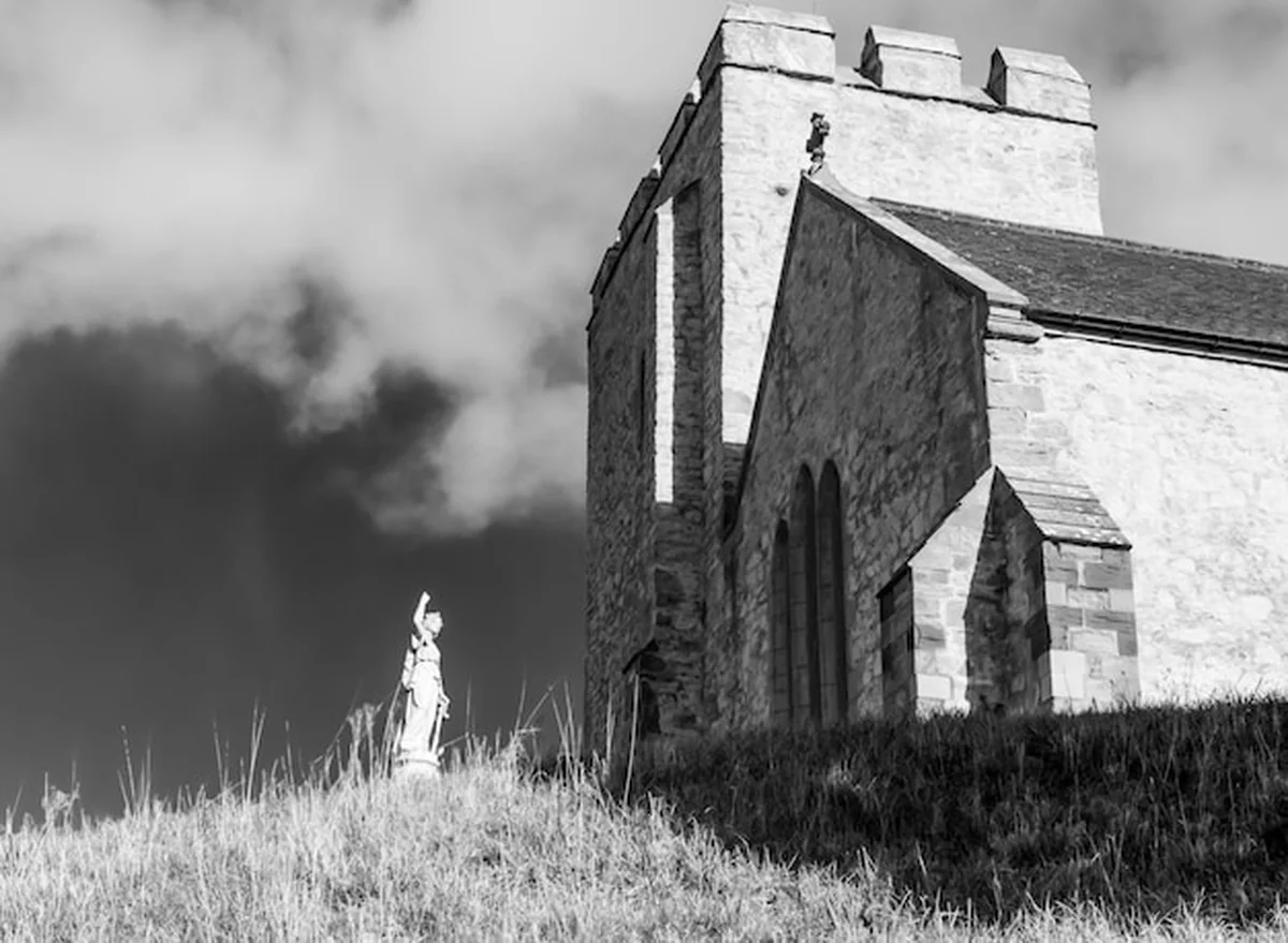 Stary kościół na tle nieba