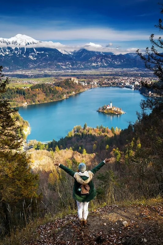 Młoda kobieta z alpami i jeziorem Bled w tle