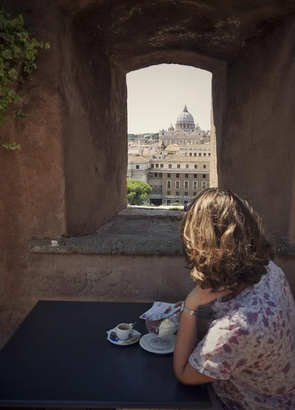 Turyści przed zabytkowym budynkiem
