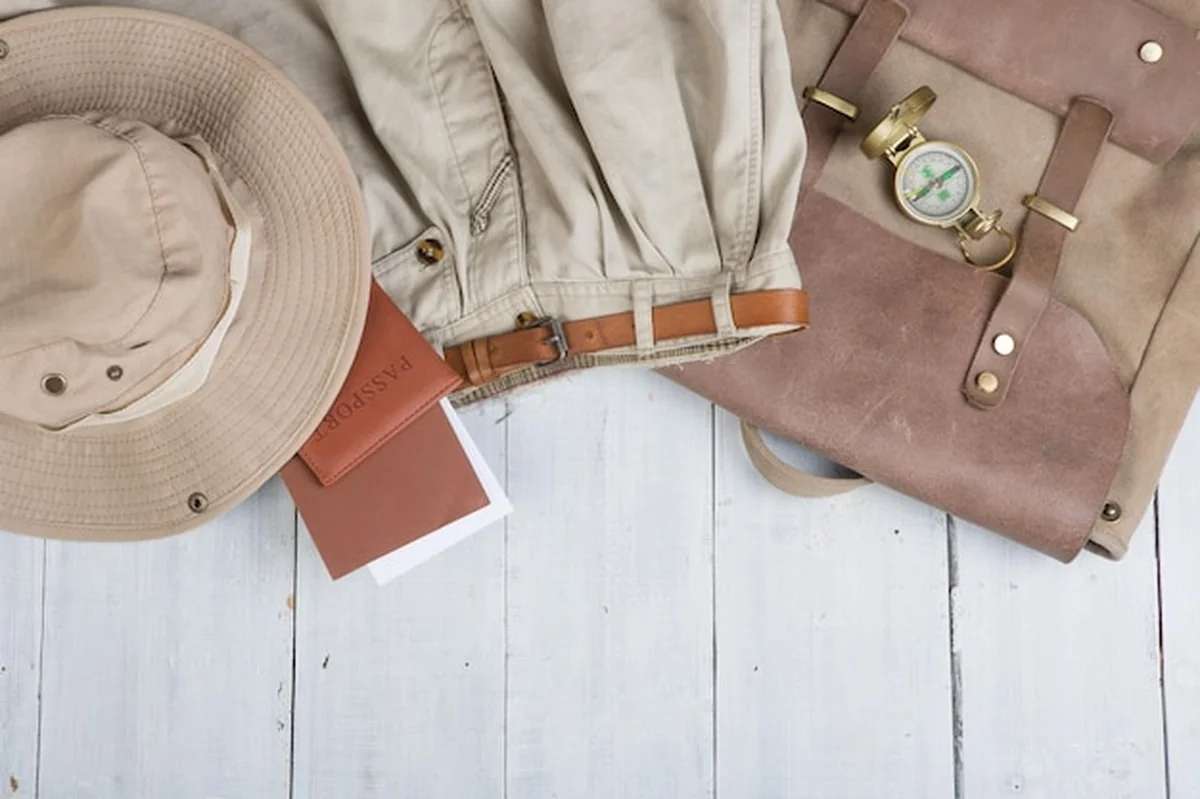 Przygotowanie do podróży z akcesoriami turystycznymi w stylu safari