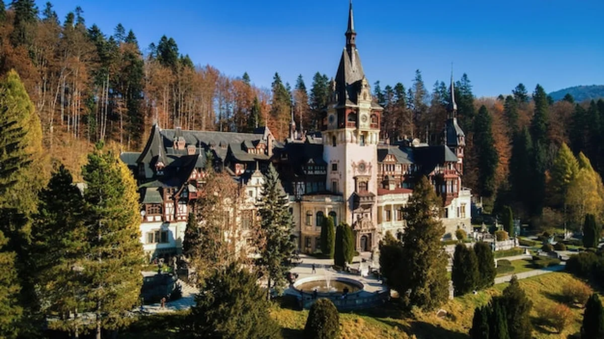 Zamek Peles w Rumunii z ogrodami w Karpatach