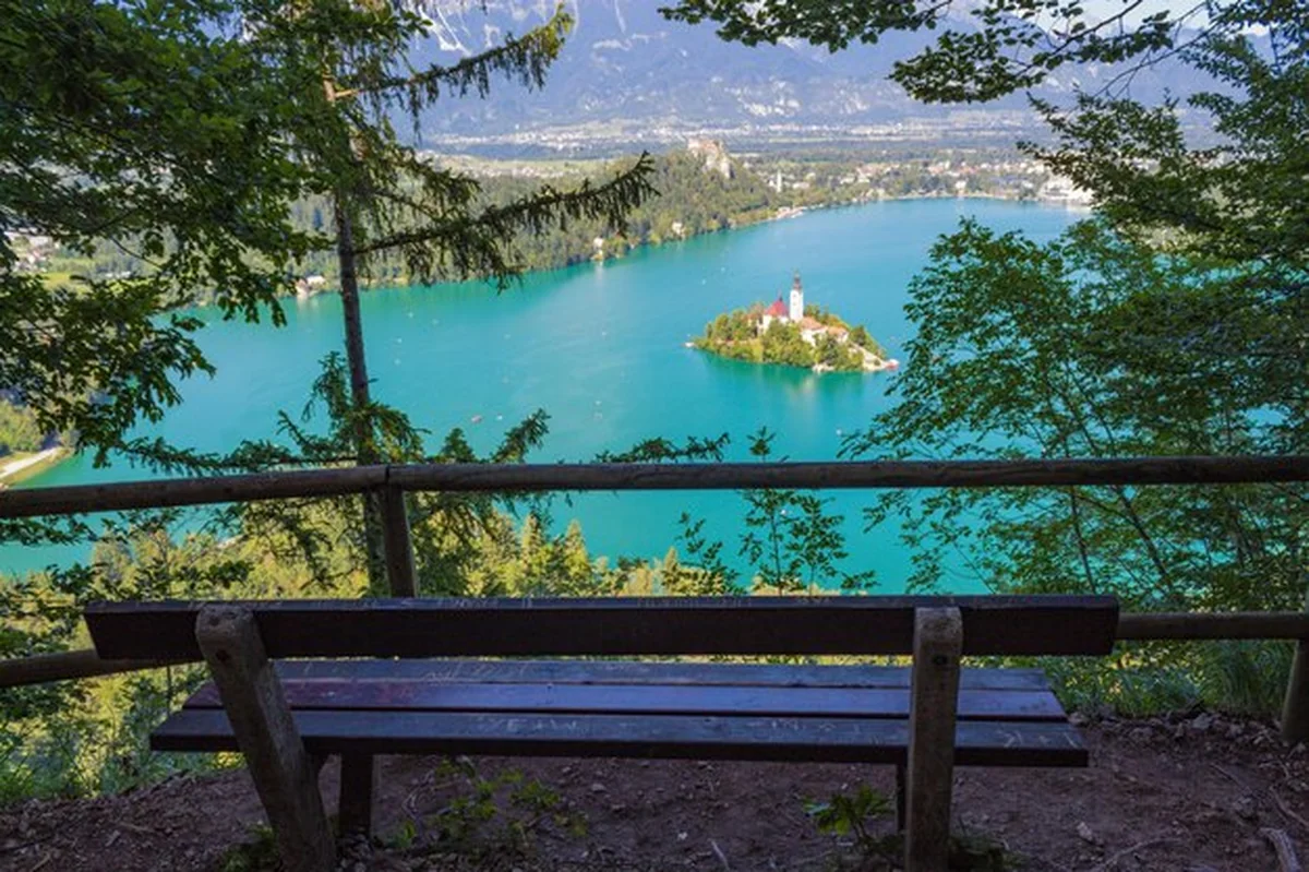 Widok na jezioro na tle nieba