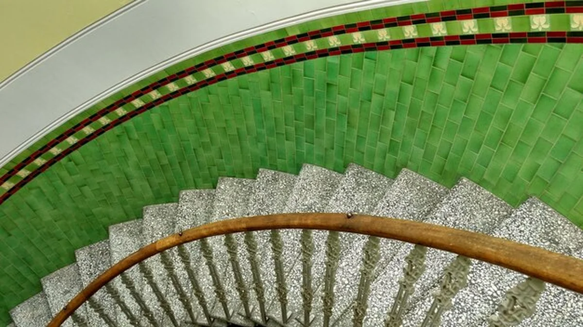 Wysoki kąt widoku schodów spiralnych - schody mieszkalne w Edynburgu