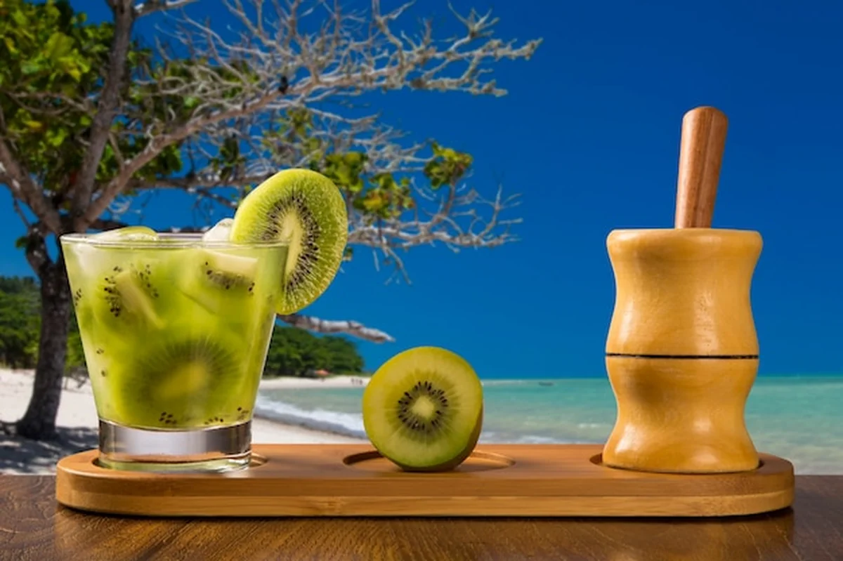 Owoce kiwi Caipirinha na plaży