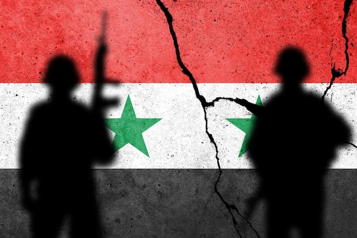 Flagi Syrii na pękniętej betonowej ścianie z cieniem żołnierza