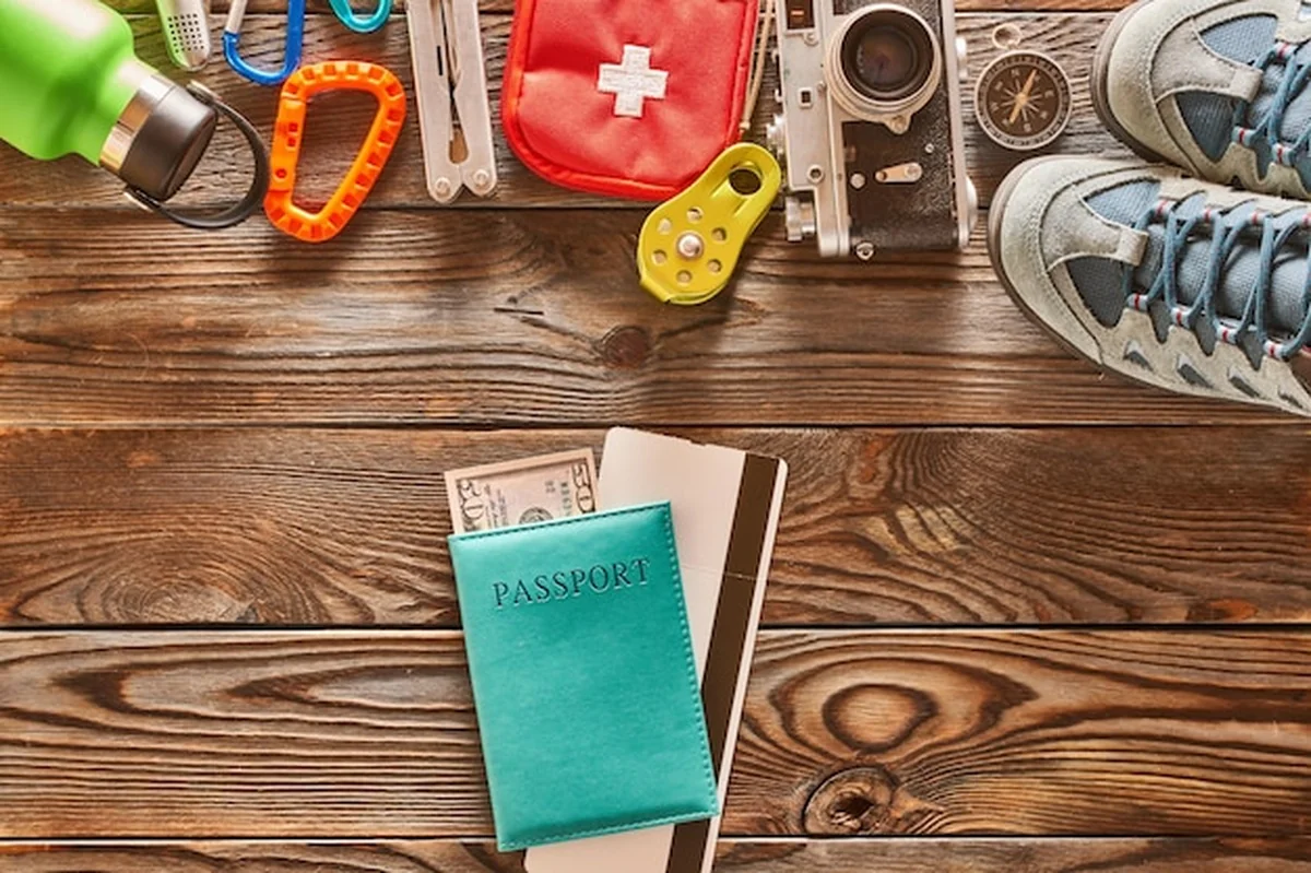 Przedmioty podróżne na drewnianym tle