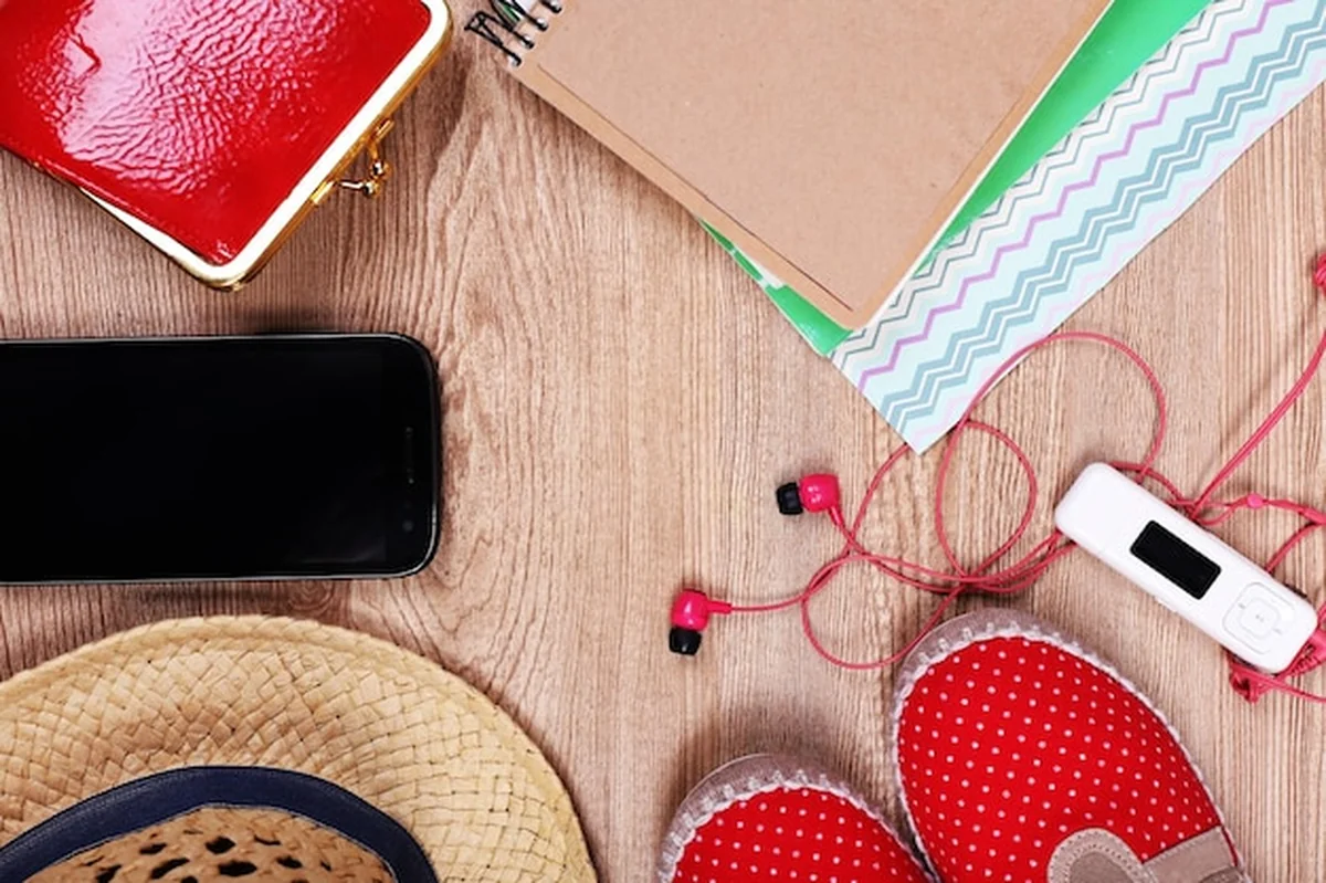 Elektroniczne urządzenia na drewnianym tle z widoku z góry