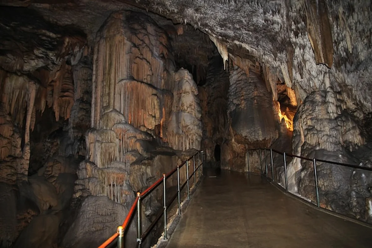 Jaskinie Postojna w górach Słowenii