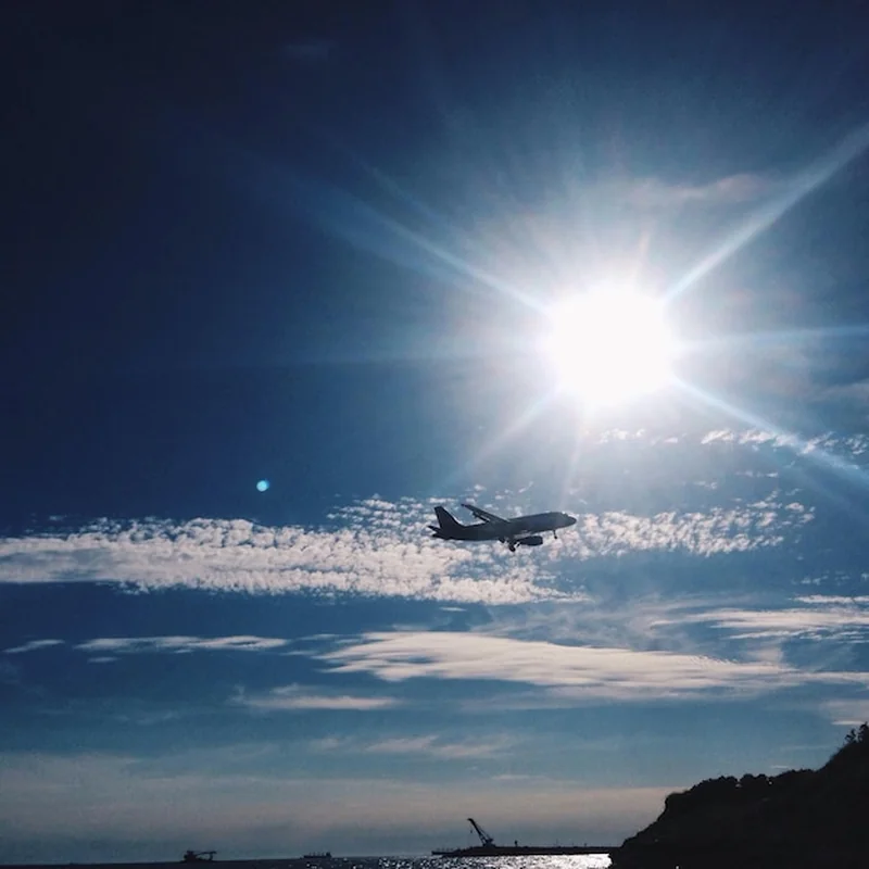 Samolot latający nad morzem w słoneczny dzień