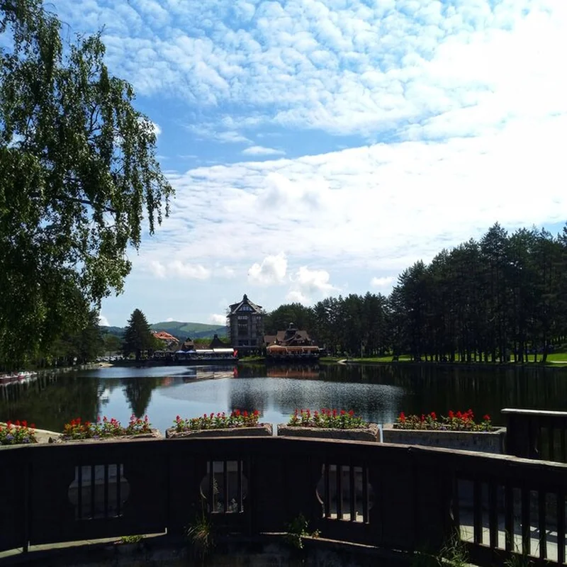 Most nad jeziorem na tle nieba