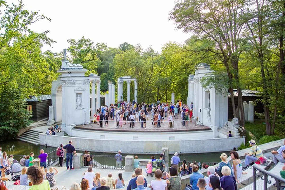 Tłum ludzi przy fontannach w Starym Mieście Warszawy