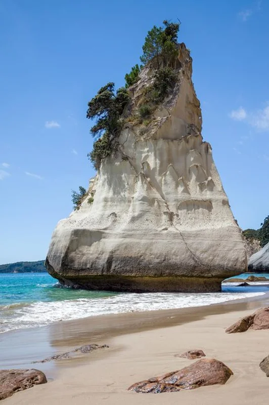 Piękna plaża Cathedral Cove w Nowej Zelandii