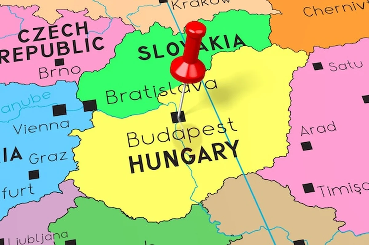 Mapa polityczna z przypiętymi Węgrami i Budapesztem