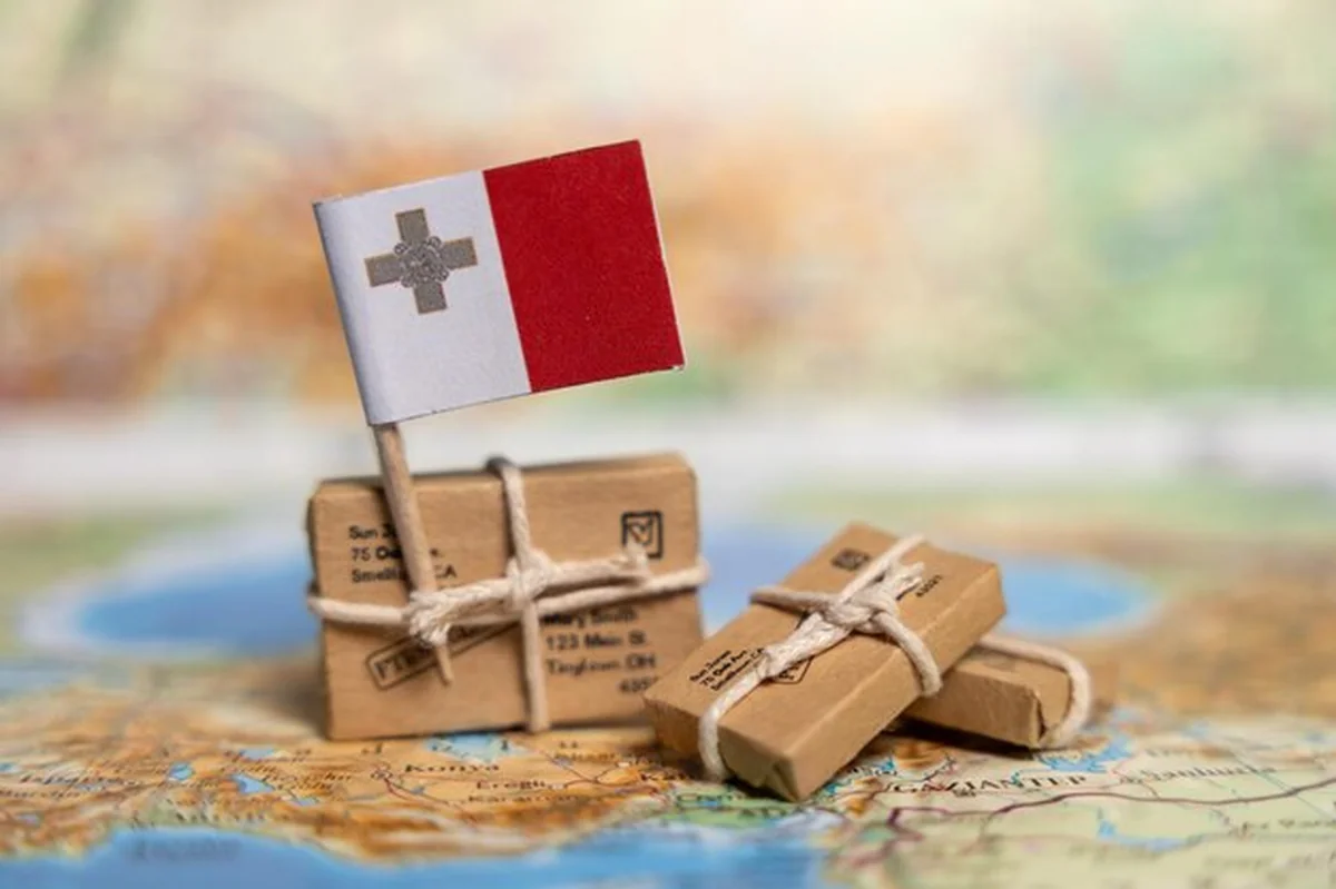 Mapa świata z zaznaczoną Maltą i usługami dostawy międzynarodowej