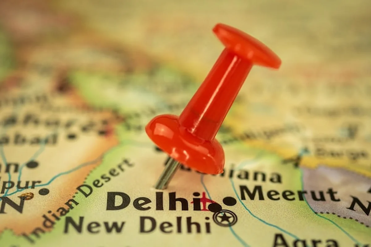 Mapa podróży z Delhi w Indiach, zbliżenie na Delhi z pinezką na mapie