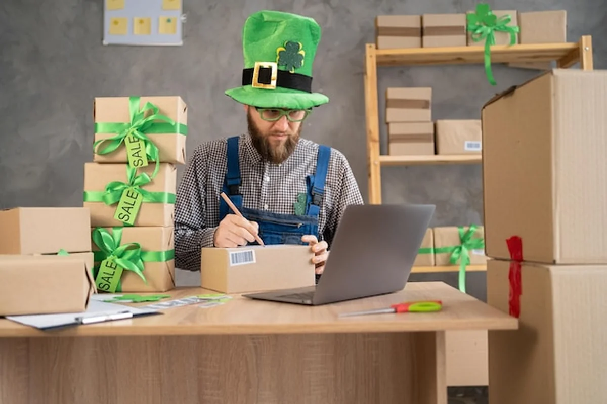 Mężczyzna w kapeluszu Leprechaun pracuje w biurze domowym